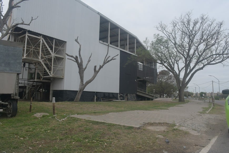 La foto muestra donde se interrumpe la senda peatonal. Hay muy pocos metros de vereda. Los jóvenes salen caminando por el camino interno.