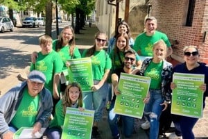 Voluntarios recorren los barrios para informar y concientizar.