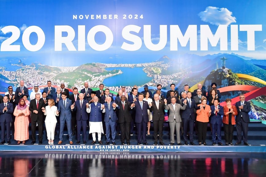 (241120) -- RIO DE JANEIRO, 20 noviembre, 2024 (Xinhua) -- El presidente chino, Xi Jinping, posa para una fotografía grupal con otros líderes participantes después de la sesión de clausura de la 19ª Cumbre del G20, en Río de Janeiro, Brasil, el 19 de noviembre de 2024. Xi asistió a la sesión de clausura de la 19ª Cumbre del G20 el martes. (Xinhua/Li Tao) (ah) (ra) (vf) (ce)