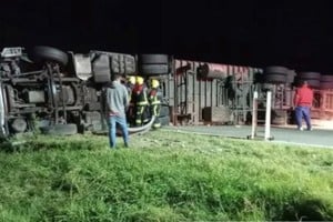 Un camión que transportaba golosinas volcó en la autopista Rosario-Córdoba