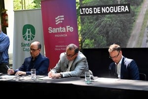 Las autoridades políticas y legislativas, durante el acto de apertura de los sobres.  Gentileza