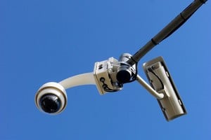 “El objetivo de la iniciativa es mejorar la seguridad ciudadana mediante nuevas infraestructuras tecnológicas, y contar con inteligencia artificial para análisis de video y vigilancia proactiva, y así bajar significativamente el tiempo de resolución de delitos, aportando la evidencia a la investigación en el menor tiempo posible”, señaló el gobierno.