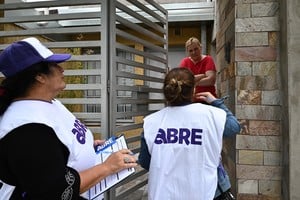 Las duplas del Abre recorren casa por casa con chalecos identificatorios. "Estamos teniendo una buena recepción por parte de los vecinos. Hicimos un trabajo previo de información la semana pasada", dijo Yasmin Lifschitz. Crédito: Flavio Raina