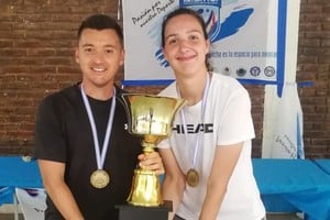 Copa en mano. Ezequiel Brondino y Candela Pianetti fueron los máximos ganadores del campeonato Nacional de Tenis Criollo. Crédito: Gentileza.