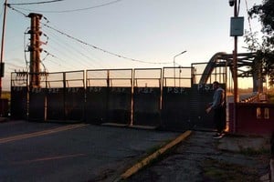 Con escudos de la policía santafesina, así cerraron el tránsito sobre el viejo puente.