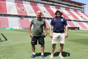 En el estadio 15 de Abril. Francisco Lamas, acompañado por el uruguayo Enzo Renán Quinteros Espinoza, también futbolista de liga Senior. Foto: Manuel Fabatía.