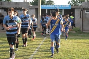 El ingreso triunfal de los pibes. En cancha de Independiente de Colonia San José. Manuel Fabatía