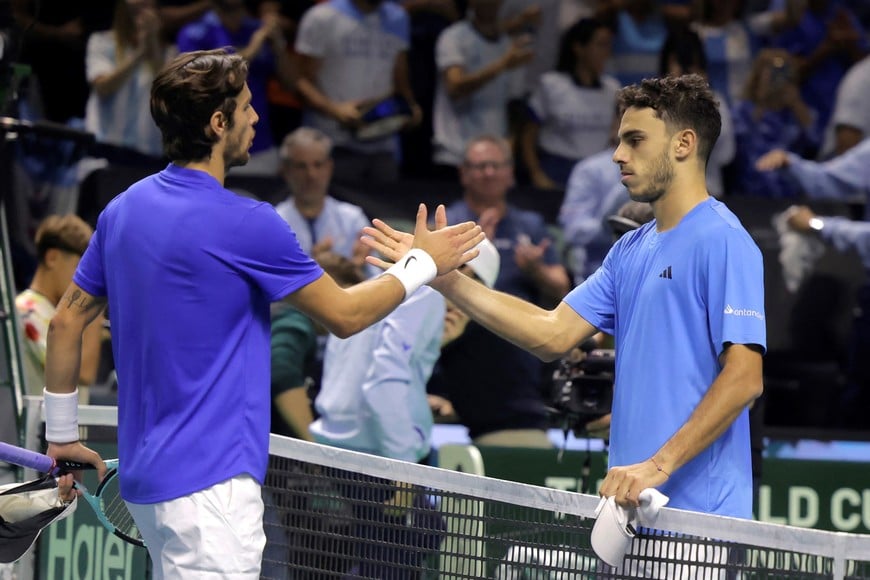 Tennis - Davis Cup Finals - Quarter Final - Italy v Argentina - Palacio de Deportes Jose Maria Martin Carpena Arena, Malaga, Spain - November 21, 2024
Argentina's Francisco Cerundolo shakes hands with Italy's Lorenzo Musetti after their match REUTERS/Jon Nazca