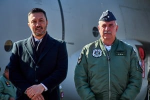 Luis Petri junto a Fernando Luis Mengo en un acto de la Fuerza Armada Argentina.