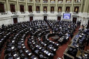 Con la ausencia de la oposición más dura y dos legisladores aliados al oficialismo ausentes por problemas de salud, la sesión para tratar el proyecto de Ficha Limpia quedó en suspenso. El oficialismo insistirá con un nuevo intento para la semana próxima. Crédito: Agencia.