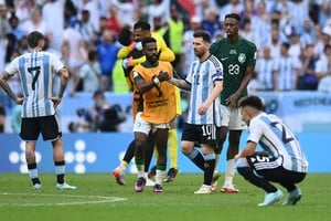 La eufórica celebración de Arabia Saudita y la desazón de los jugadores argentinos. Créditos: Reuters