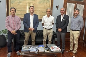 Durante una extensa reunión se estableció la posibilidad de que la reconocida empresa pueda movilizar sus productos desde y hacia las terminales portuarias del Puerto Santa Fe.