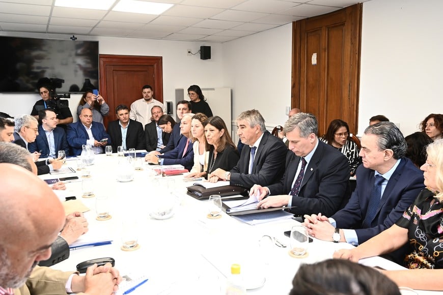 En la previa a la sesión de Diputados, los ministros Olivares y Bastia tuvieron una reunión sobre Presupuesto 2025 y Tributaria 2025 con las comisiones de Labor Parlamentaria y de Presupuesto y Hacienda de Diputados. Foto: Flavio Raina