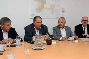 Cuatro intendentes reunidos por los intereses que generó la subasta del gran predio ubicado detrás de la ex estación de trenes y actual centro de convenciones. Foto: Guillermo Di Salvatore