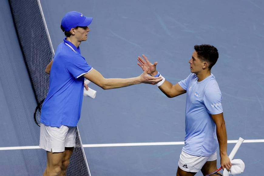 Tennis - Davis Cup Finals - Quarter Final - Italy v Argentina - Palacio de Deportes Jose Maria Martin Carpena Arena, Malaga, Spain - November 21, 2024
Italy's Jannik Sinner shakes hands with Argentina's Sebastian Baez after winning their match REUTERS/Jon Nazca