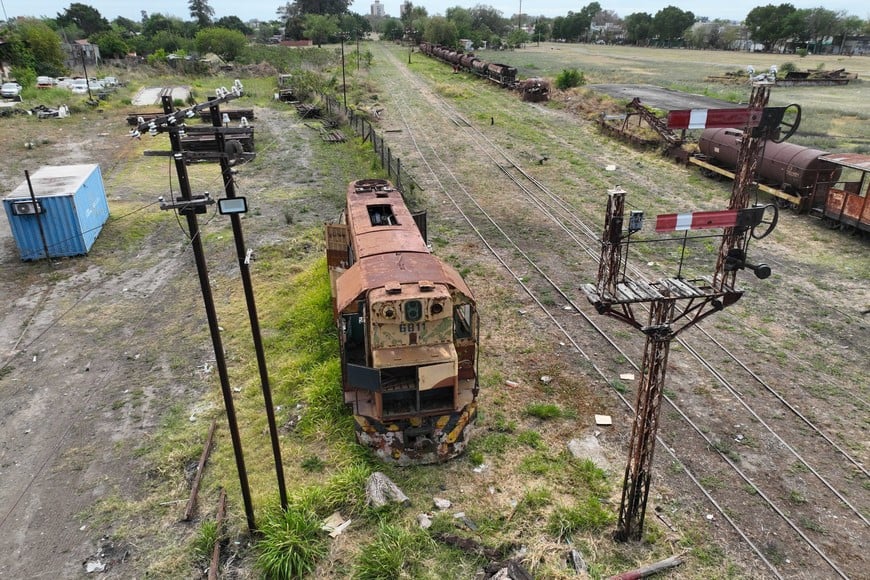 El ex predio ferroviario aún posee material abandonado, que deberá ser retirado cuando se inicien los procesos de subasta y adjudicación. Foto: Fernando Nicola