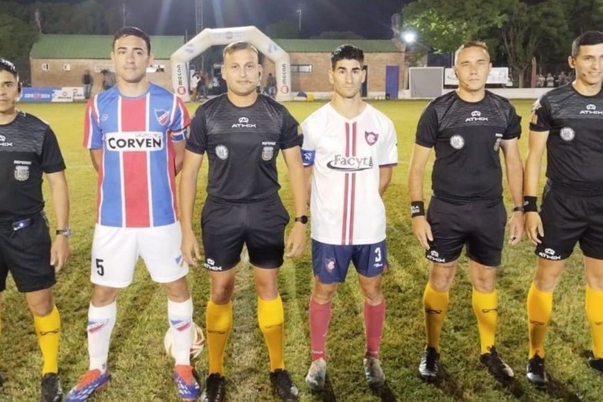 Capitanes: Gaetán y Mathey, con la ccuaterna arbitral encabezada por Alejandro Scionti. Foto: Fabián Gallego.