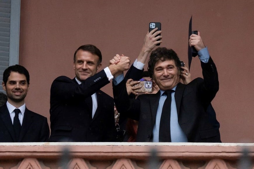 Desde el balcón. Previo a la Cumbre del G20, Milei mantuvo una reunión bilateral con Emmanuel Macron. Antes, el líder francés visitó la Iglesia de la Santa Cruz donde está los restos de una de las monjas secuestradas y arrojadas al mar en la última dictadura argentina.