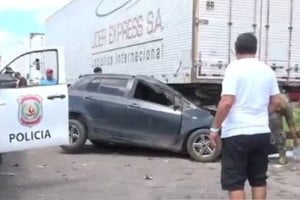 El impacto frontal alcanzó al auto que transportaba a tres hinchas de Racing.