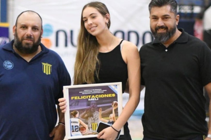 Reconocimiento a Melina Milardovich tras su medalla de bronce en el Sudamericano U15 de básquet. Foto: FM DaLe.