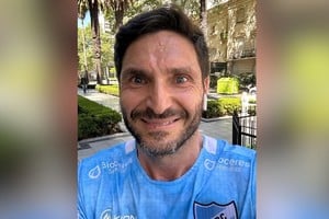 Pasión por el "Celeste". El gobernador Pullaro en una de sus tantas salidas a entrenar los fines de semana en Rosario, con la camiseta del club de sus amores / crédito internet