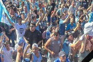 Pasión por los colores. La hinchada de Racing está ilusionada con el equipo de Costas y por eso copará Asunción. Archivo