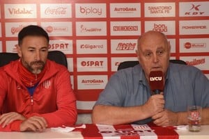 A casi nada del sí. El actual entrenador tatengue, Cristian Alberto González, junto al presidente del Club Atlético Unión, Luis Spahn. La firma para renovar al "Kily" por una temporada más es inminente en López y Planes.  Foto: Mauricio Garín.