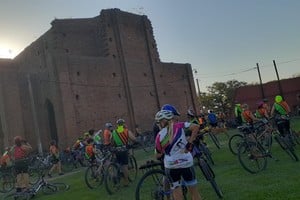 La Vieja Iglesia de Gálvez, todo un símbolo de la ciudad, de fondo de los ciclistas que hicieron más de 70 kms. en total. Crédito: Mónica Rivello.