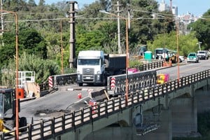 La prueba de carga en el tramo reparado del Puente Carretero se realizó en 3 etapas, donde iban aumentando paulatinamente el peso del camión. Crédito: Fernando Nicola.