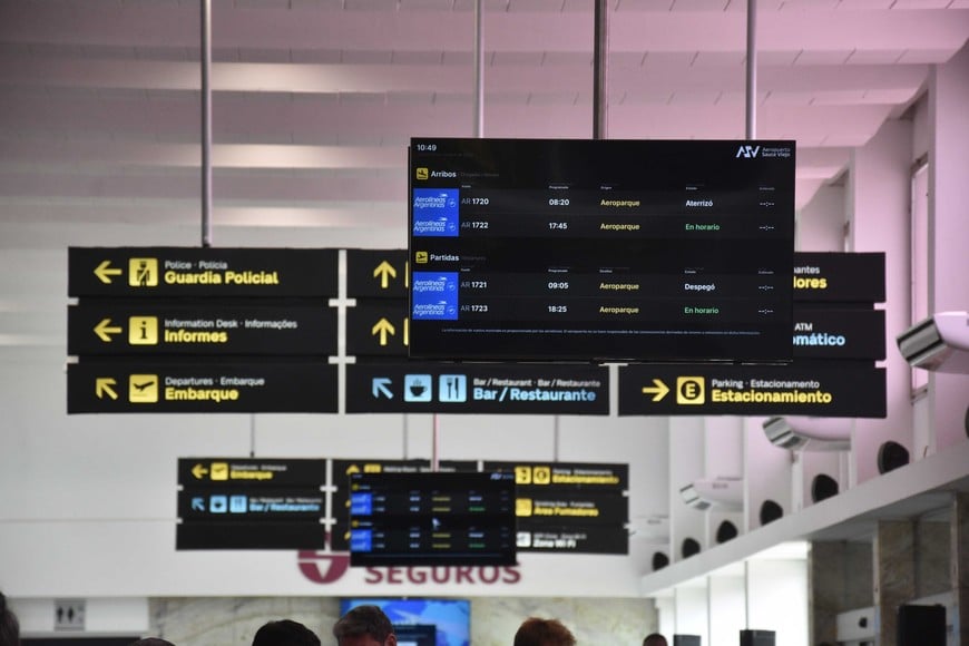 La cartelería del aeropuerto, de momento sólo anuncia la partida y arribo de la conexión con CABA. Foto:  Flavio Raina