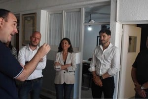 El Director de la escuela dando detalles al gobernador Maximiliano Pullaro.