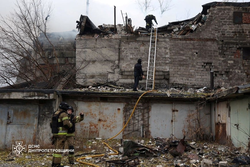 Firefighters work at the site of a Russian missile strike, amid Russia's attack on Ukraine, in Dnipro, Ukraine November 21, 2024. Press service of the State Emergency Service of Ukraine in Dnipropetrovsk region/Handout via REUTERS ATTENTION EDITORS - THIS IMAGE HAS BEEN SUPPLIED BY A THIRD PARTY. DO NOT OBSCURE LOGO.