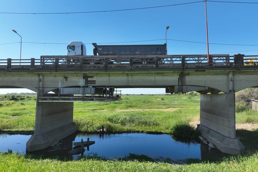 Prueba de carga en el tramo reparado del Puente Carretero. Crédito: Fernando Nicola.