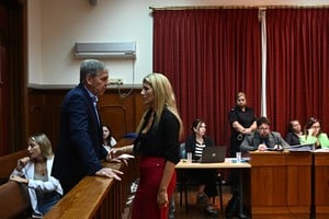 El secretario de Derechos Humanos, Emilio Jatón, en diálogo con la fiscal Jorgelina Moser Ferro, antes del inicio del debate. Foto: Flavio Raina