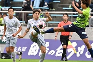 Moschión bancándose un rival que parece más digno de un deporte japonés de artes marciales, que de fútbol.