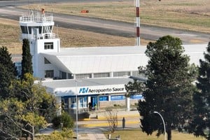 Transitando su sexta década de vida, el aeropuerto finalmente consiguió al certificación de internacional. Ahora se gestiona la llegada de empresas. Foto: Fernando Nicola