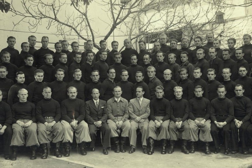 Un grupo de marinos del Graf Spee posan en el patio del Boulevard. Foto: Archivo