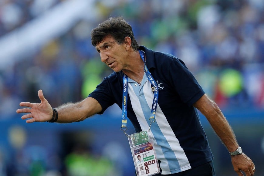 Soccer Football - Copa Sudamericana - Final - Racing Club v Cruzeiro - Estadio La Nueva Olla, Asuncion, Paraguay - November 23, 2024
Racing Club coach Gustavo Costas reacts during the match REUTERS/Cesar Olmedo