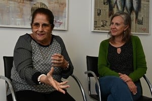 Directora coral cubana Alina Orraca (ex directora de la Schola Cantorum Coralina) y Virginia Bono (directora del Estudio Coral Meridies y el Coro Polifónico Provincial).