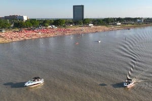 Sol, playa y arena. Ya se comienza a palpitar la temporada estival en la capital santafesina. Habrá poca agua en el entorno ribereño. Foto: Fernando Nicola