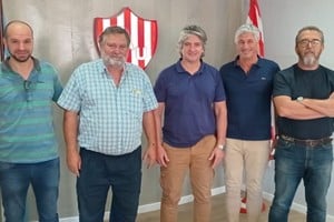 Di Pangracio, Cecotti, Sales, Juri y Dupuy en la sala de sesiones en Unión, brindando explicaciones a El Litoral respecto de la marcha de las obras en el club. El Litoral