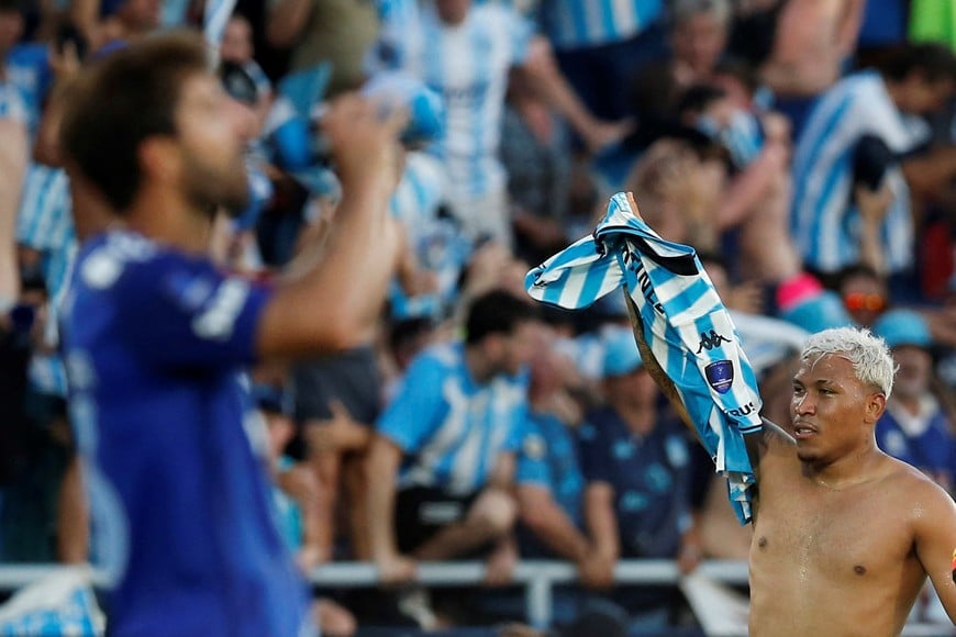 Soccer Football - Copa Sudamericana - Final - Racing Club v Cruzeiro - Estadio La Nueva Olla, Asuncion, Paraguay - November 23, 2024
Racing Club's Roger Martinez celebrates scoring their third goal as Cruzeiro player look dejected REUTERS/Cesar Olmedo