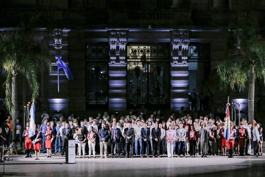 La jornada incluyó el arrío de banderas, escoltado por la Guardia Histórica Dragones de la Independencia.