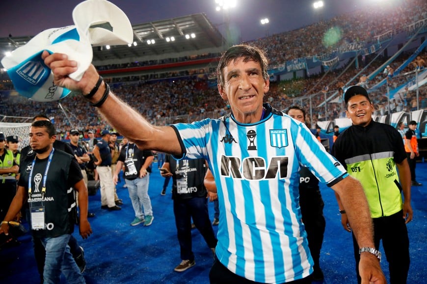 Soccer Football - Copa Sudamericana - Final - Racing Club v Cruzeiro - Estadio La Nueva Olla, Asuncion, Paraguay - November 23, 2024
Racing Club coach Gustavo Costas celebrates after winning the Copa Sudamericana REUTERS/Cesar Olmedo