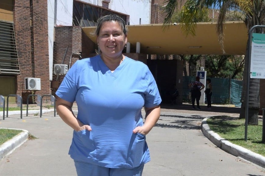 En el hospital, Romina brinda atención constante a los pacientes más pequeños. Crédito: Guillermo Di Salvatore.