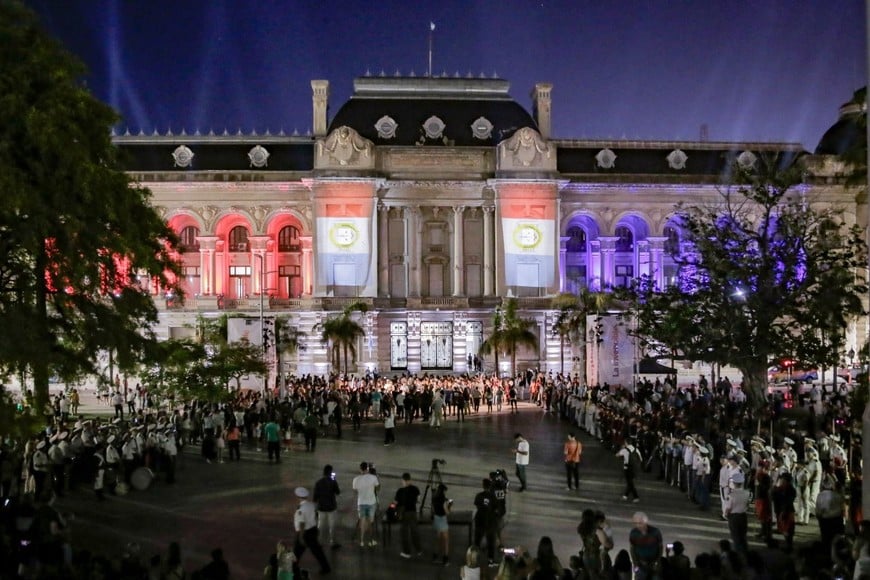 La Plaza 25 de Mayo fue escenario de conciertos de cámara y un show de la Banda Sinfónica de la Policía de Santa Fe.


La programación incluyó una marcha de antorchas del Instituto Lopeciano por la ciudad de Santa Fe.