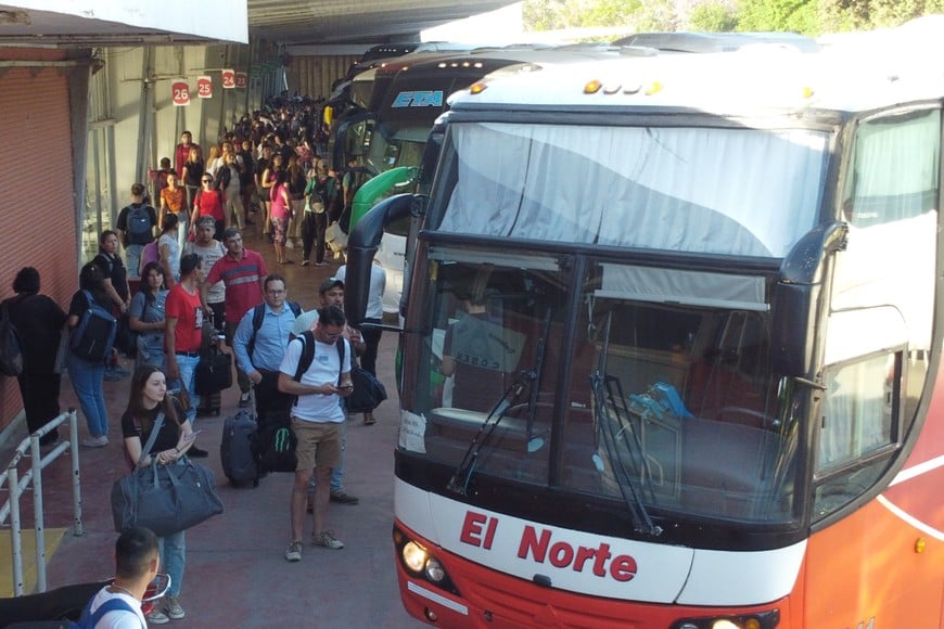 No deja de ser intenso el movimiento de pasajeros. Quieren terminar la obra antes de que comiencen las fiestas de fin de año y la temporada de vacaciones.