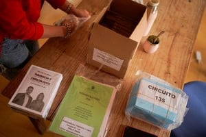 A worker sets up a polling station for a presidential election run-off between centre-left candidate Yamandu Orsi and the candidate of the ruling conservative coalition Alvaro Delgado, in Treinta y Tres, Uruguay November 24, 2024. REUTERS/Ana Ferreira