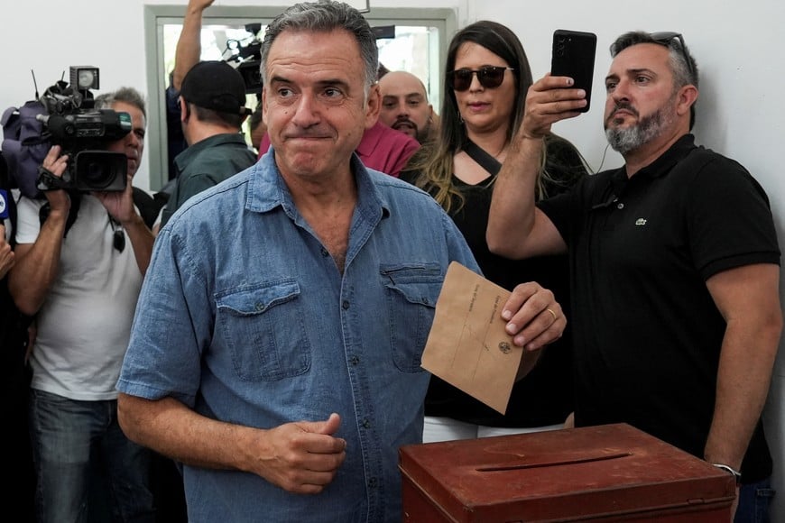 Yamandu Orsi, centre-left presidential candidate, votes for a presidential election run-off between him and the candidate of the ruling conservative coalition Alvaro Delgado, at a polling station in Canelones, Uruguay November 24, 2024. REUTERS/Mariana Greif TPX IMAGES OF THE DAY