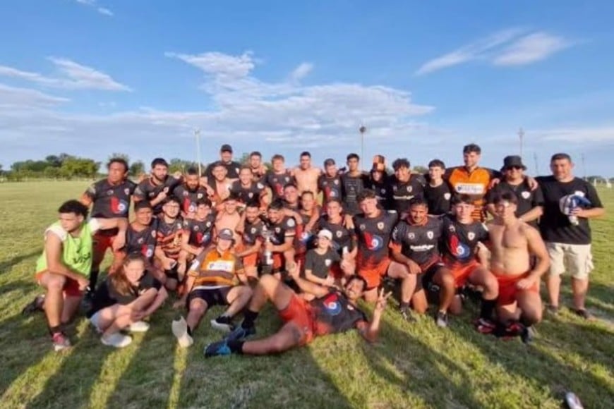 El plantel de Corondá Rugby, luego de ganar otra final, esta por 27 a 13. Crédito: Darío Peralta.